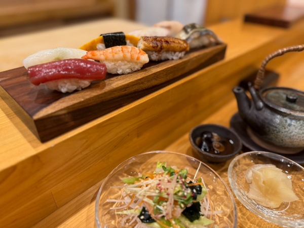 【お昼の特別なおまかせランチのご案内】 福岡・赤坂の「鮨 一三（いちぞう）」です。 当店では、夜の賑わいとはまた違う、お昼だけの特別なひとときをお届けしております。 　 店主のこだわりを、お一人おひとりに ランチタイムは、店主がお一人ずつに心を込めて握らせていただくため、完全にお一人での運営（ワンオペ）となっております。 一貫一貫、最も美味しい状態で丁寧にお出しいたしますので、お時間に少し余裕を持って、贅沢な時間の流れをお楽しみいただければ幸いです。 　＊営業スケジュールとご予約について • 営業日：毎週